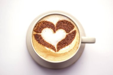 Sıcak kahve cappuccino ile latte romantik kalp sanatı 