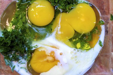  Bardakta süt ve otlu yumurta sarısı hazırlamak, omlet pişirmek.