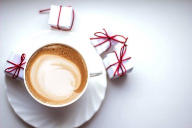 Seramik bardakta sıcak kahve kapuçino latte sanatının en üst görüntüsü.