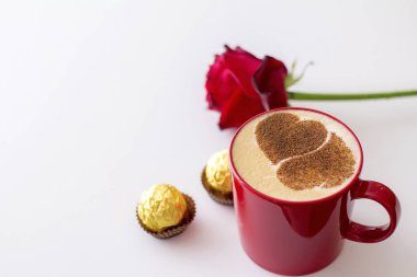  Sıcak kahve kapuçino, iki kalpli latte sanatı.