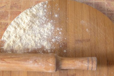 form için kurabiye unu tarafından dökülür ahşap tahta üzerinde