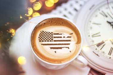 Amerika Birleşik Devletleri bayrağı kapuçino kahve fincanının üzerinde bölgesel sınırlar şeklinde.