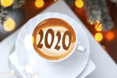 Seramik bardakta sıcak kahve kapuçino latte sanatının en üst görüntüsü.