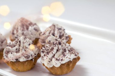 Beyaz krema ve çikolata cips ile cupcakes