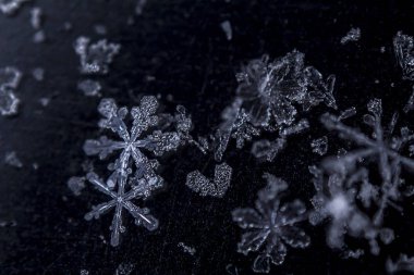 Koyu arkaplanda güzel buz taneleri
