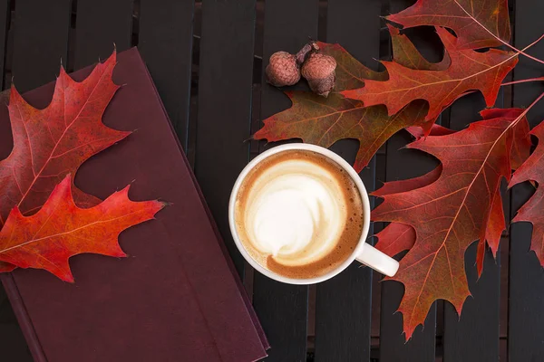 Herbstkomposition Tasse Kaffee Getrocknete Blätter Heller Hintergrund Herbst Elegantes Konzept — Stockfoto