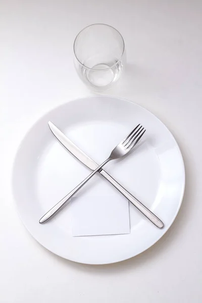 Plato Blanco Sin Comida Con Tenedor Cuchillo — Foto de Stock