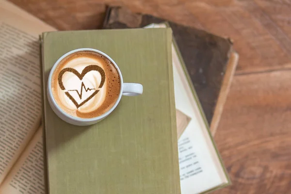 Herz Mit Kardiogrammlinie Auf Einer Tasse Kaffee — Stockfoto