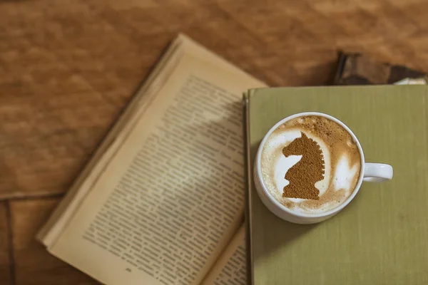 Filiżankę Kawy Cappuccino Figurą Figury Szachowej Koń Cynamonu Piance Mlecznej — Zdjęcie stockowe