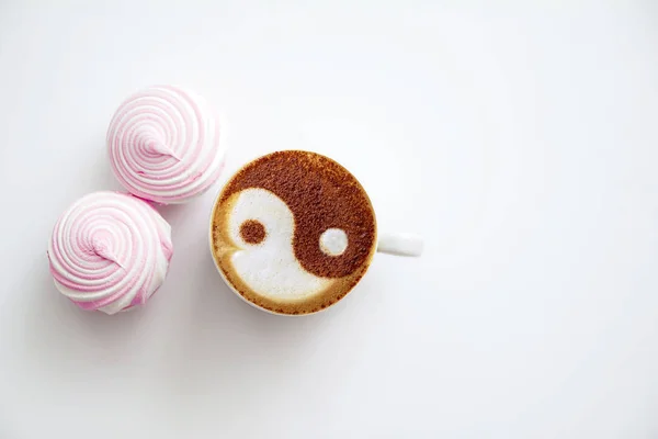 Καπουτσίνο Ένα Λευκό Φλιτζάνι Και Γλυκό Ροζ Marshmallows — Φωτογραφία Αρχείου