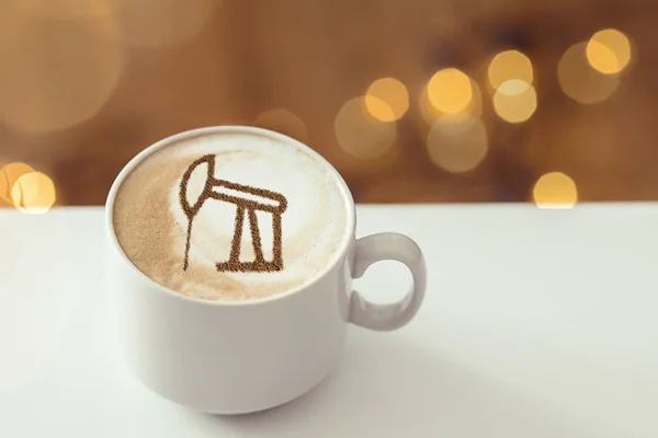 Filiżankę Kawy Cappuccino Rysunkiem Wieży Produkującej Olej Cynamonu Piance Mlecznej — Zdjęcie stockowe