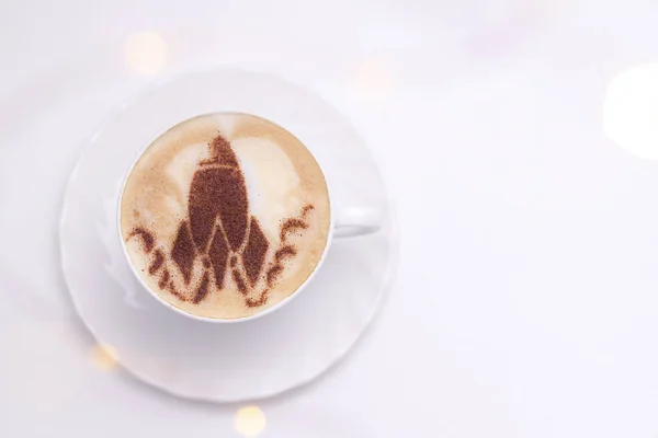 Café Capuchino Caliente Con Arte Latte Nave Espacial Taza Blanca —  Fotos de Stock