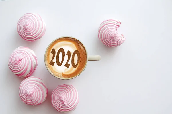 Cappuccino Uma Xícara Branca Marshmallows Rosa Doce — Fotografia de Stock