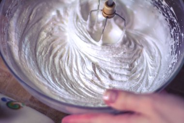 kırbaçlanan yumurta akı beze