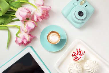 kapuçino masanın üzerine seramik bir fincan kahve bir fincan