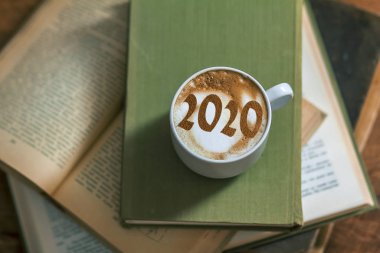 latte veya cappuccino kahve kahve dükkanı bir kitap ile