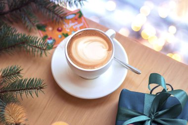 Seramik bardakta sıcak kahve kapuçino latte sanatının en üst görüntüsü.