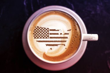 Amerika Birleşik Devletleri bayrağı kapuçino kahve fincanının üzerinde bölgesel sınırlar şeklinde.