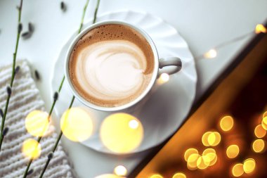 Seramik bardakta sıcak kahve kapuçino latte sanatının en üst görüntüsü.