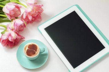 kapuçino masanın üzerine seramik bir fincan kahve bir fincan