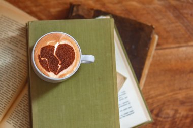 latte veya cappuccino kahve kahve dükkanı bir kitap ile