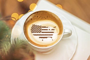 Amerika Birleşik Devletleri bayrağı kapuçino kahve fincanının üzerinde bölgesel sınırlar şeklinde.