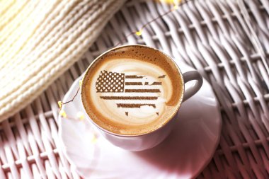 Amerika Birleşik Devletleri bayrağı kapuçino kahve fincanının üzerinde bölgesel sınırlar şeklinde.