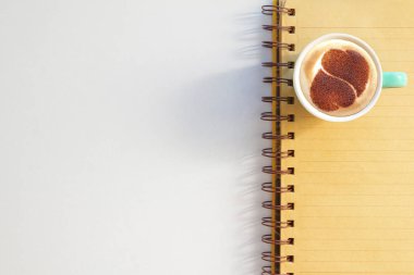  Sıcak kahve kapuçino, iki kalpli latte sanatı.