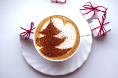 Seramik bardakta sıcak kahve kapuçino latte sanatının en üst görüntüsü.