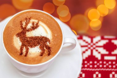 Seramik bardakta sıcak kahve kapuçino latte sanatının en üst görüntüsü.