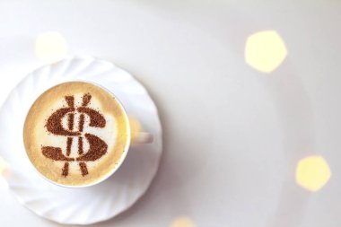 cappuccino kahve fincan resmi tarçın süt köpük üzerinde gelen bir dolar işareti olan
