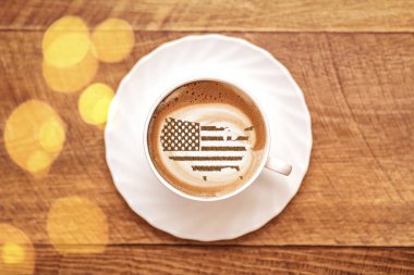 Amerika Birleşik Devletleri bayrağı kapuçino kahve fincanının üzerinde bölgesel sınırlar şeklinde.