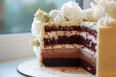 Beyaz düğün pastasını kapat.