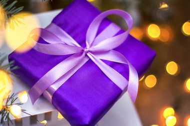 kurdeleli mor hediye kutusu, tatil geçmişi