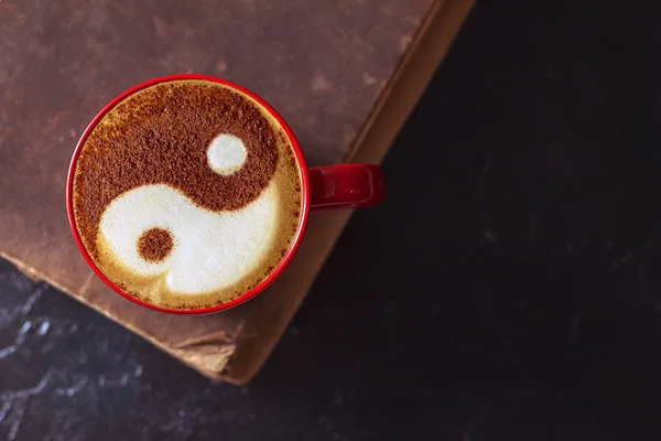 Uma Xícara Café Cappuccino Uma Xícara Cerâmica Mesa — Fotografia de Stock