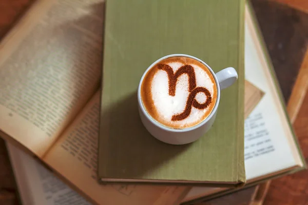 Filiżanka Kawy Cappuccino Znakiem Zodiaku Koziorożec Cynamon Pianie Mleka — Zdjęcie stockowe