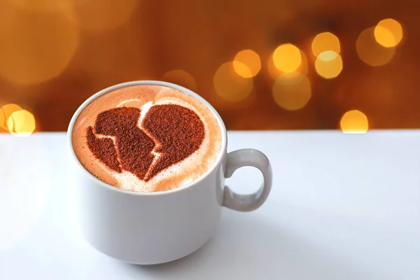 Eine Tasse Cappuccino Einer Keramiktasse Auf Dem Tisch — Stockfoto