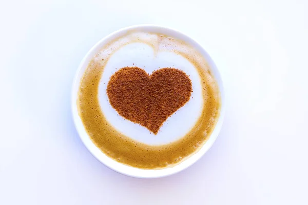 Corazón Capuchino Una Taza Blanca Con Una Magdalena Crema — Foto de Stock