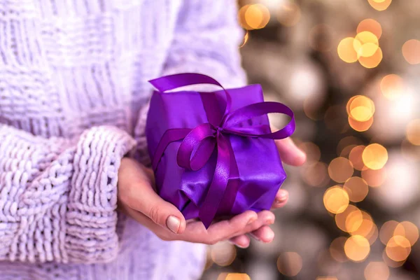 Mujer Suéter Sosteniendo Caja Regalo Púrpura Con Cinta Fondo Vacaciones — Foto de Stock