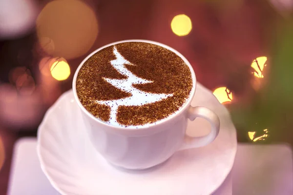 Noel Ağacı Latte Sanat Kahve Kupası Üzerinde Çizim — Stok fotoğraf