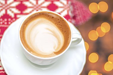 Seramik bardakta sıcak kahve kapuçino latte sanatının en üst görüntüsü.