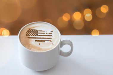 Amerika Birleşik Devletleri bayrağı kapuçino kahve fincanının üzerinde bölgesel sınırlar şeklinde.