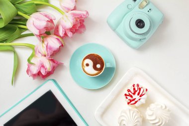 kapuçino masanın üzerine seramik bir fincan kahve bir fincan