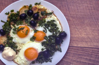 Sebzeli beyaz tabakta salata.