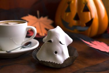 Cadılar Bayramı şekerci dükkanında şenlikli bir dekor 