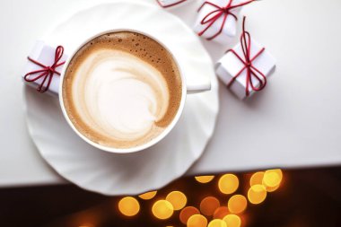 Seramik bardakta sıcak kahve kapuçino latte sanatının en üst görüntüsü.