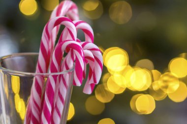 Kırmızı kahve fincanındaki şeker kamışları, Noel süsü.