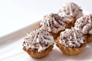 Beyaz krema ve çikolata cips ile cupcakes