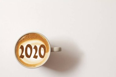 Sıcak kahve latte cappucino Kupası beyaz arka plan üzerinde kırpma yolu dahil izole uçan daire ile üstten görünüm.