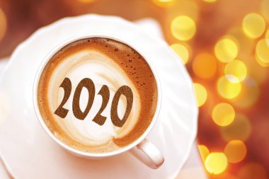 Seramik bardakta sıcak kahve kapuçino latte sanatının en üst görüntüsü.